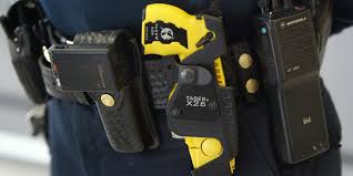 Unlike stun guns, this unit shoots barbed projectiles up to 15 feet away to keep attackers from getting close, similar to a taser used by a police officer. Police Are Trained To Know The Difference Between A Taser And A Gun