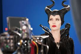 Regarder maléfique en streaming vf hd 2014 ✅ film de robert stromberg avec angelina jolie, sharlto maléfique est une belle jeune femme au coeur pur qui mène une vie idyllique au sein d'une. Malefique La Mechante Fee Prend Le Pouvoir
