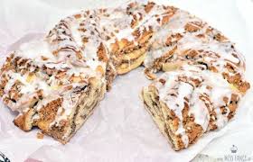 Feiner Nusskranz Zu Ostern Gebacken Mit Gemahlenen Haselnussen Und Nusskrokant Nusskranz Rezepte Osterzopf Rezept