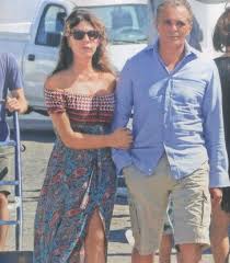 Πιο συγκεκριμένα η ηθοποιός την ώρα που επέστρεφε στο σπίτι της με το αυτοκίνητο συγκρούστηκε με άλλο όχημα. Kare Kare H Stigmh Ths Protashs Gamoy Sth Bana Mparmpa Eikones H Apopsh