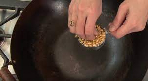 Facoltativamente è possibile aggiungere burro fuso e. Ecco Il Trucco Definitivo Per Fare I Popcorn Usando La Padella Wok Guardachevideo It