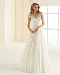 Febbraio 2013 a fior di pelle… Abiti Da Sposa Semplici 50 Modelli Eleganti Ed Essenziali Abiti Da Sposa Abiti Da Sposa Semplici Abiti Da Sposa Eleganti
