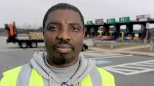 Mass. Pike toll collectors save man with CPR