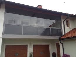 Balkonverbau In Grau Schafft Zusatzlichen Wohnraum Balkon Glas Glasschiebetur Windschutz Balkon