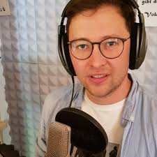 Moment mal“ mit Michael Käser auf Radio F 94.5 "Drei Stunden Fahrt nach  Sachsen-Anhalt. 100 Euro das Ticket. Dazu grenzwertige WCs. Eine  Privatsphäre in Millimeterstärke. Der Morgen endet, sobald der Nachbar seine