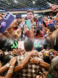 Eita que foi gente e celular que só a gota serena no Baile da Pessoa Idosa  do Recife. 😆🥰 📷 @edsonholandafoto