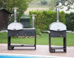 Le remplissage rapide des combustibles par l'orifice frontal offre une utilisation facile en toute sécurité même lors de la cuisson. Nouveau Fours A Bois Italiens Fontana Cuisine Barbecue Concept