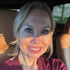 Finally a snow ❄️ day in Louisiana. I'm reading my book and cuddling up cuz  it's cold 🥶 out! I hope the snow stops soon this is a lot of snow for