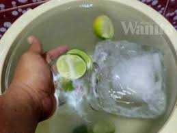 Cara potong cabai dari bulat sampai mencuci tangan menggunakan sabun cuci piring dapat melarutkan rasa panas dari cabai lebih baik daripada menggunakan sabun tangan biasa dan. Manfaat Terapi Mandi Ais Hilangkan Bisa Dalam Badan Lenguh Sendi Gangguan Makhluk Halus Mingguan Wanita