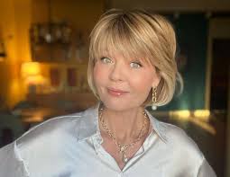 Например, сходить в салон красоты? 51 Letnyaya Yuliya Menshova Omolodilas S Pomoshyu Strizhki Piksi S Kosoj Chelkoj