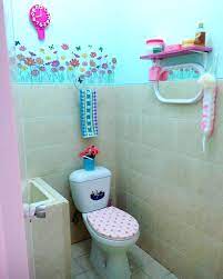 Memiliki rumah bagus dan megah bukan sekedar impian saja, anda bisa mewujudkan nya dengan desain kamar mandi minimalis namun tetap mewah yang saat ini sedang trend. Contoh Desain Kamar Mandi Minimalis Sederhana