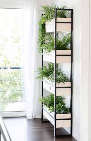Doch gerade in töpfen kultivierte pflanzen benötigen mehr gießwasser, als im freiland gepflanzte. Diy Vertical Garden Aus Multiplex Schwarz Lackierten Leisten Soul Follows Design Pflanzenregale Zimmerpflanzen Dekor Gartnern Mit Wenig Platz