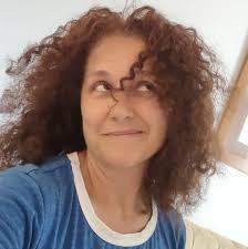 Not all fallen leaves are equal, some protect pollinators and soil, while  others can smother your lawn. 🍁