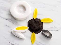 Create Your Most Realistic Looking Edible Sunflowers With This Efficient Cutter And Veiner Set Cake Decorating Edible Creative