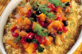 Preparare la salsa di accompagnamento versando lo yogurt greco, la pesca ridotta in pezzetti e la menta in un contenitore a bordi alti. Ricette Con Il Cous Cous Precotto