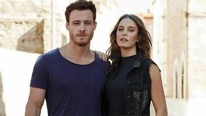 2 temmuz 2013 tarihinde başlayan güneşi beklerken adlı gençlik dizisinde kerem bursin, başrolleri. Serenay Sarikaya Ve Kerem Bursin Cifti Ayrildi Magazin Haberleri