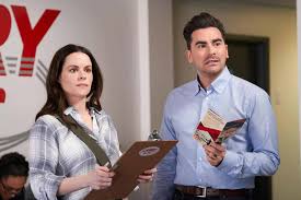 The season consists of 23 episodes. Schitt S Creek Review The Job Interview Season 6 Episode 3 Tell Tale Tv