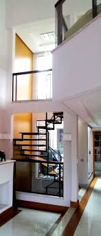 House In Sao Paulo Staircase With Handmade Square Tubes Connecting Three Floors With Few Points Of Attachment Lightness And Piso Marmol Pisos Disenos De Unas