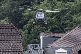 Um 1825 baute der engländer david mayer einen muskelbetriebenen hubschrauber, 1828 entwarf der italiener vittorio sarti einen hubschrauber mit zwei dreiblättrigen propellern. Bundeswehr Verstarkung Fur Die Katastrophengebiete Stimme De