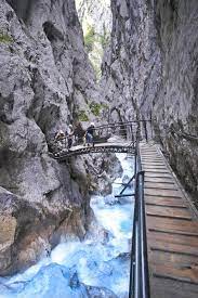 Am fuß der zugspitze liegt die bei wanderern beliebte höllentalklamm. Hollentalklamm Die Brucke Uber Hammersbach Landschaftsfotos Eu
