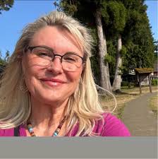 Kari Ellis's Instagram, Twitter & Facebook