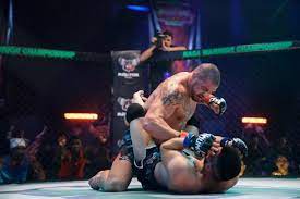 Filem ini mengisahkan permusuhan dan penebusan antara dua orang atlet mma tempatan. Movie Review Sangkar