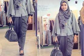 Wajibkah wanita muslim berhijab isa islam dan kaum wanita di indonesia tidak sedikit wanita muslim berhijab tidak dengan semestinya mereka berhijab tapi menggunakan baju pendek bahkan celana panjang ketat seperti menunjukkan. Mau Modis Berhijab Tapi Nggak Pakai Ribet Yuk Sontek 7 Gaya Berpakaian Ini