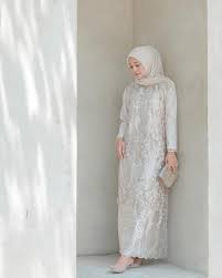 Tunik batik memang memberikan kesan desain cukup modern dan elegan sehingga tidak heran jika saat ini menjadi. 31 Model Gaun Pesta Untuk Wanita Hijab Yang Wajib Dimiliki Updated Bukareview