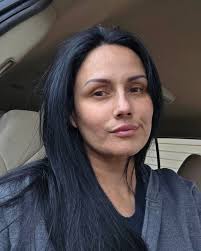 Good morning.. here's an upbeat song for u lol jk jk 😜 🎶 @radiohead high  and dry 🎶 I feel like the dark circles won't let up and this is the mood.