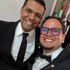 En el silencio del Templo, donde la piedra bruta se ofrece al cincel del  espíritu, nos reconocemos como hermanos. No por el nombre ni por la sangre,  sino por la luz que