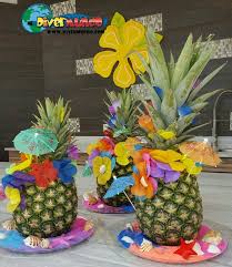 Los adornos para fiestas hawaianas, tienen que ser coloridos, flores de papel, cortinas de palmera, frutas y dulces, son etiquetas:adornos fiesta hawaiana, centros de mesa para fiesta infantil hawaiana, cumpleaños hawaiano infantil, ideas para cumpleaños hawaiano. Centro De Mesa Hawaiano Centros De Mesa Hawaianos Centros De Mesa Con Pinas Fiesta Hawaiana Para Adultos