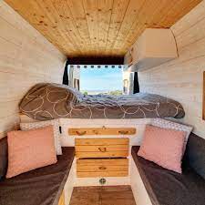 Déco de lit cocooning avec coussins doux et chauds. Amenagement De Van 21 Comptes Instagram Pour Trouver L Inspiration