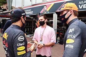 Том холланд › tom holland. Tom Holland Wears A Pink T Shirt And Black Jeans While Attending The F1 Grand Prix In Monaco News Block