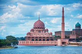 Masjid negara dibina daripada konkrit bertetulang. The Most Beautiful Mosques In Malaysia