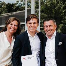 Het project is gebouwd op vijf zuilen.de nederlandstalige versie startte op 19 juni 2001 en is, gemeten naar het aantal lemma's, met meer dan 2 miljoen artikelen de op vijf na grootste taalversie. Who Is Oliver Daemen Wiki Biography Age Net Worth Parents Height More