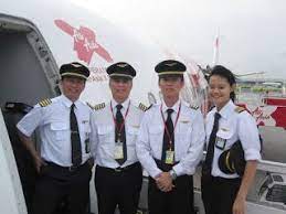 Lalu, sebetulnya berapa gaji profesi pilot di indonesia? Cek Besaran Gaji Pilot Airasia Di Sini Pilot Orang Cek