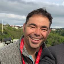 😊 ¡Hola! Soy Brian Allen, (1ª foto), gerente de Inglés Ya. La felicidad es  la base de todo. Si estás feliz y motivado, aprenderás mejor. ¡Las caras de  nuestrxs estudiantes hablan por