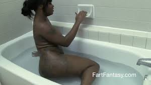 Ebony farts: farts in the bathtub - ThisVid.com