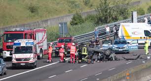 4 auto coinvolte e 5 persone ferite. Auto Ribaltata E A1 Bloccata In Direzione Milano Con 4 Chilometri Di Coda Foto Reggionline Telereggio Ultime Notizie Reggio Emilia