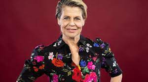 The return of linda hamilton as sarah connor in the film after we had seen a younger sarah connor played by emilia clarke in the 2015 release terminator genisys, means james cameron is aiming to deliver a message about gender characters in the action movies. Linda Hamilton Makes Return Count In New Terminator Film Abc News