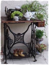 Bildergebnis F R Baumstamm Deko Garten Z Hrada Alte Garten Dekoration Diy Garten Dekoration D In 2020 Antique Sewing Table Wood Trellis Old Sewing Machines