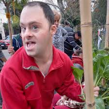 Jóvenes de nuestro centro de día Andrade, en San Isidro continúan  trabajando en la #huertacomunitaria ubicada en el espacio En Vías de  Encuentro, donde todos los vecinos colaboran para que esté cada