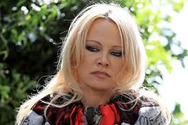 Genius provocateur behind wikileaks, hard at work providing startling glimpse of near future, where confidential and classified documents are routinely made available to the general public. Pamela Anderson Besucht Julian Assange Im Gefangnis