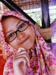 Empat orang wanita, dan empat orang laki laki termasuk Nita(W) dan Beno (L)  berfoto bersama. Banyaknya