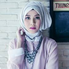 Zaskia adya mecca yang menjadi salah satu icon anak muda untuk mengenakan hijab memiliki fashion line sendiri dari portal wikipedia, zaskia adya mecca (lahir di jakarta, 8 september 1987). Zaskia Adya Mecca Berbisnis Fashion Karena Jenuh Dengan Dunia Akting