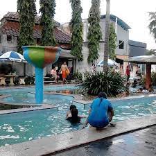 Bukit awan waterpark ini menawarkan beragam kolam pemandian lokasi bukit awan waterpark ini ada di jalan qomaruddin hh no.26 kebomas, kabupaten gresik, jawa timur. Waterpark Bukit Awan Brai Gresik Pool