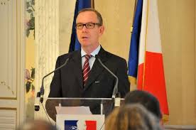 L'homme a la voix tremblante. Jdejd8if D2tgm