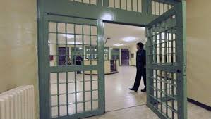 Un detenuto di 40 anni, l. S Maria C V Astici Pesce Crudo Telefonini E Macchine Fotografiche Nella Cella Extra Lux Del Boss Ecco Perche Sono Stati Arrestati I Due Agenti Di Custodia Casertace