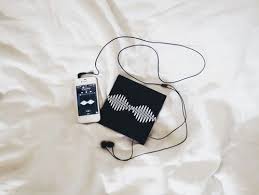 Once upon a time, you had to cough up some cash if you wanted to listen to music. Friendly Enamorarse De Alguien Escuchando Musica Wattpad