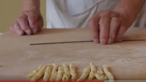 Kuchen sind nicht nur überaus lecker, sondern auch praktisch. Italienische Pasta Auf Youtube In Den Kuchen Der Grossmutter N Tv De